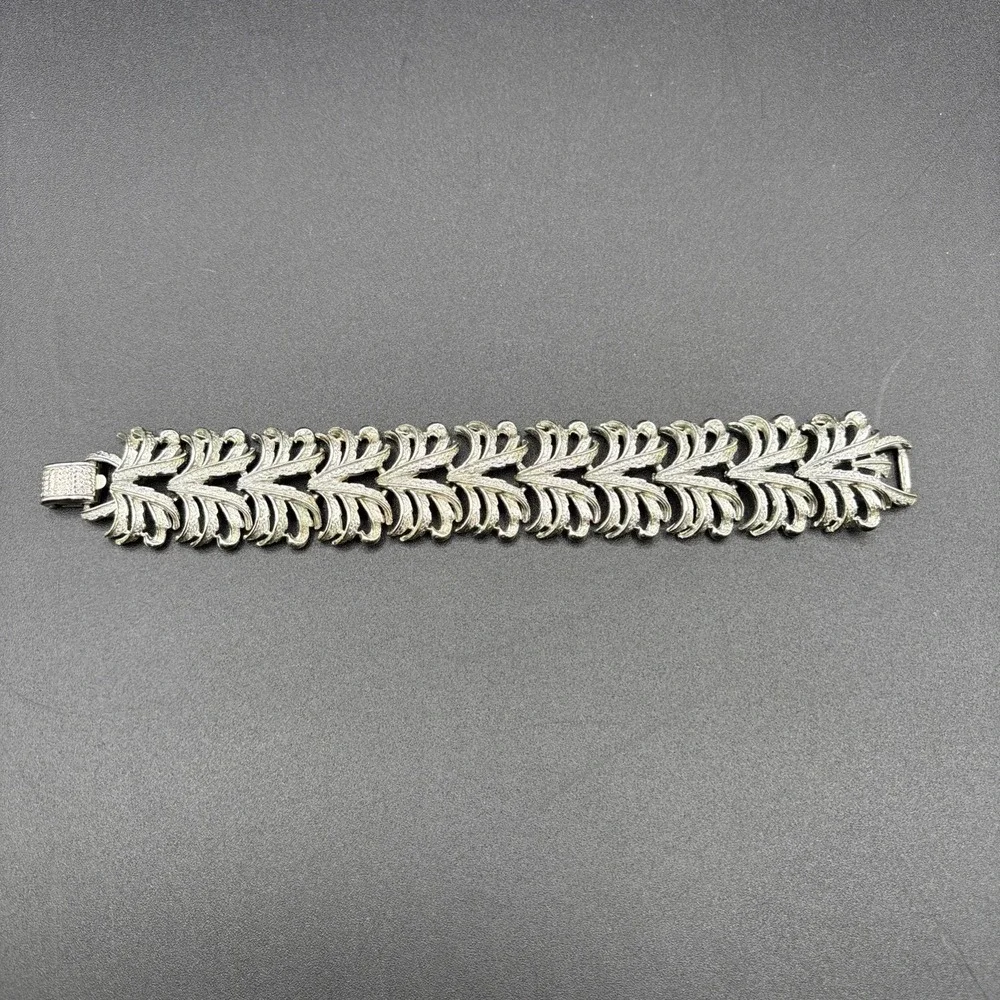 Signed Coro Textured Silver Tone Leaf Like Pattern Linked Vintage Bracelet